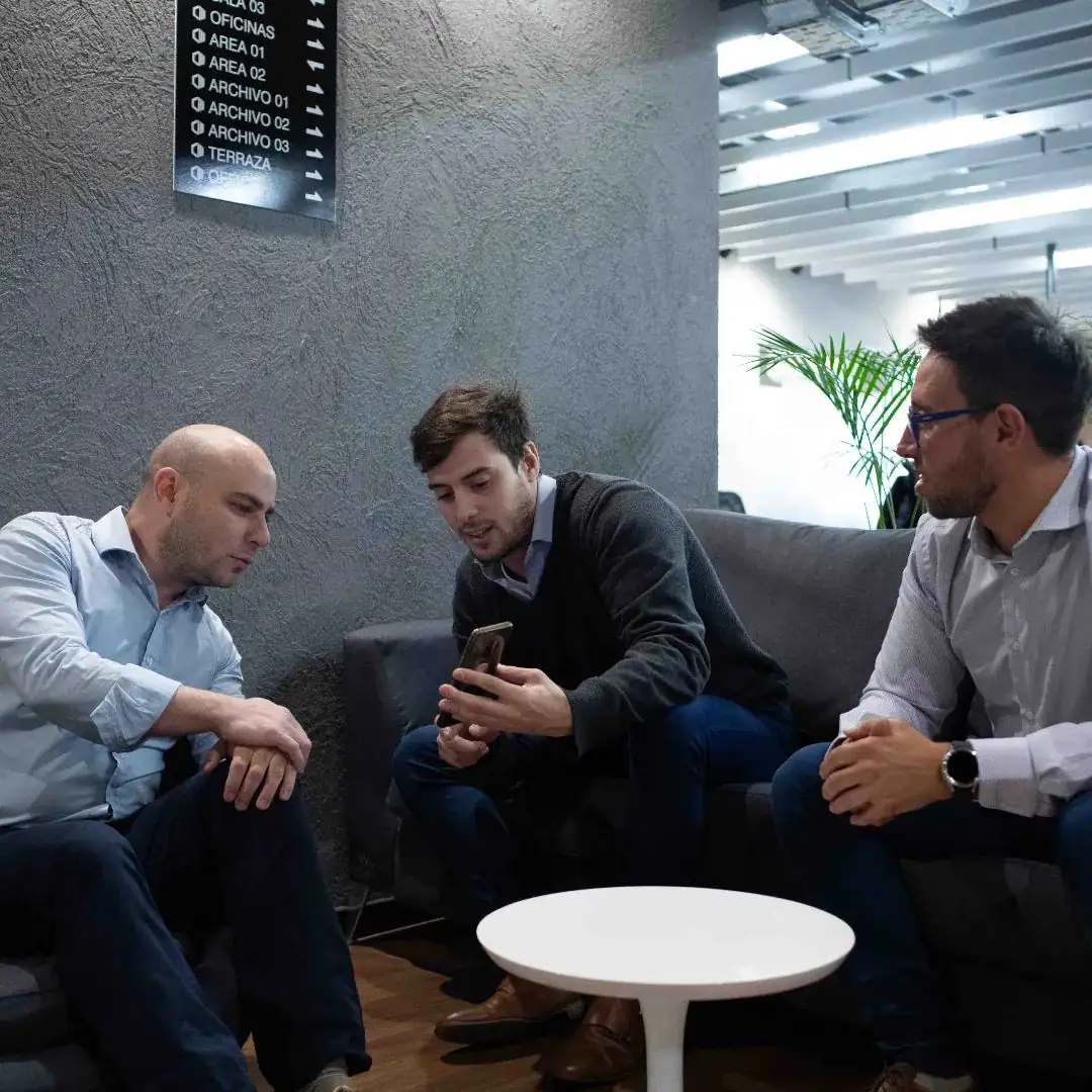 Parte del equipo conversando en el lounge de la oficina