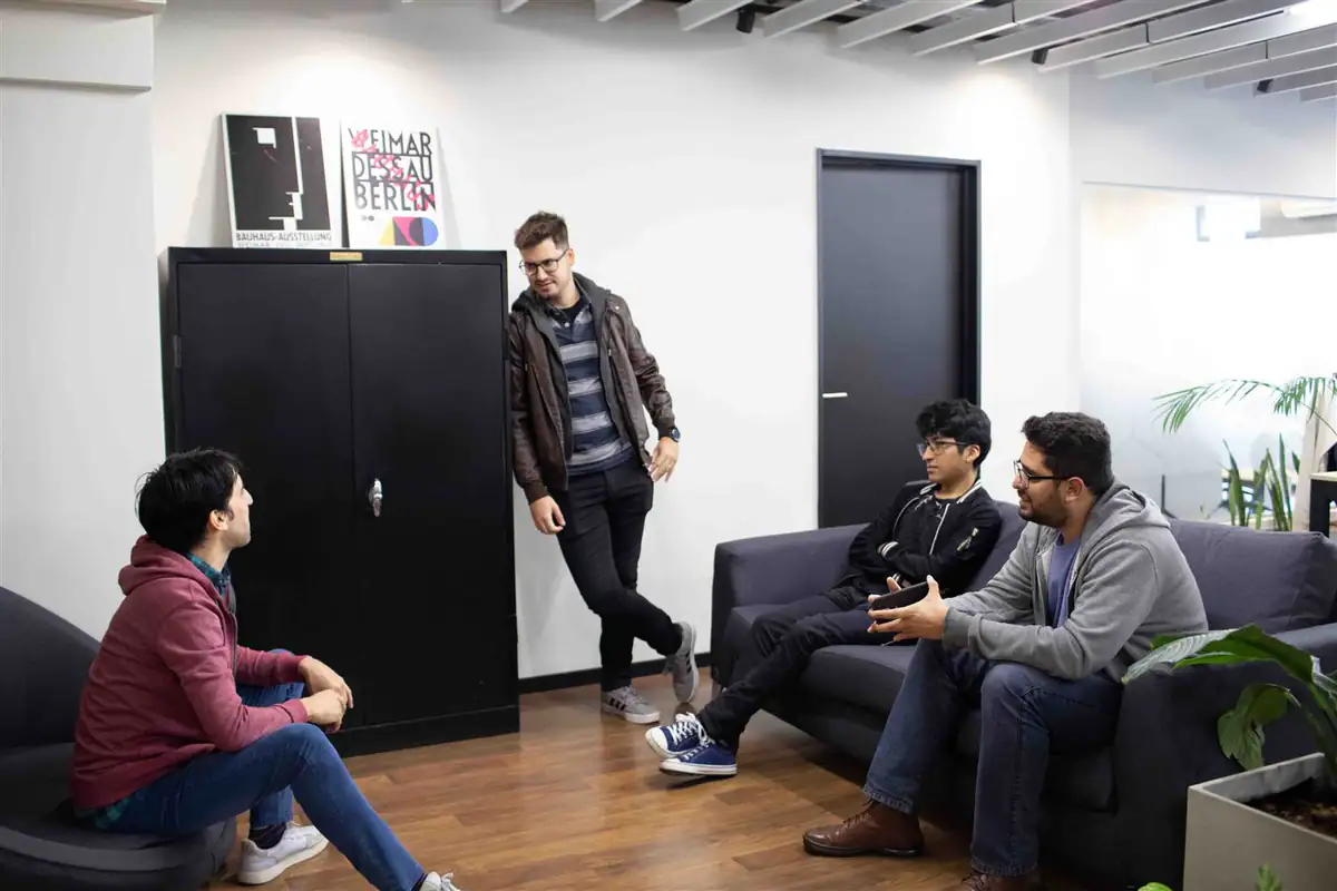 El equipo conversando en el espacio común de la oficina